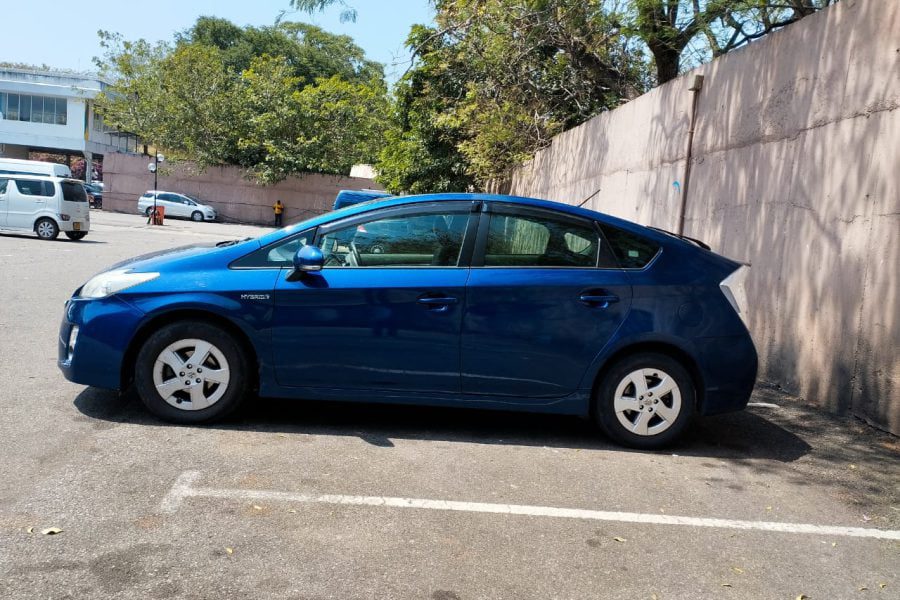 Rent Toyota prius Colombo airport