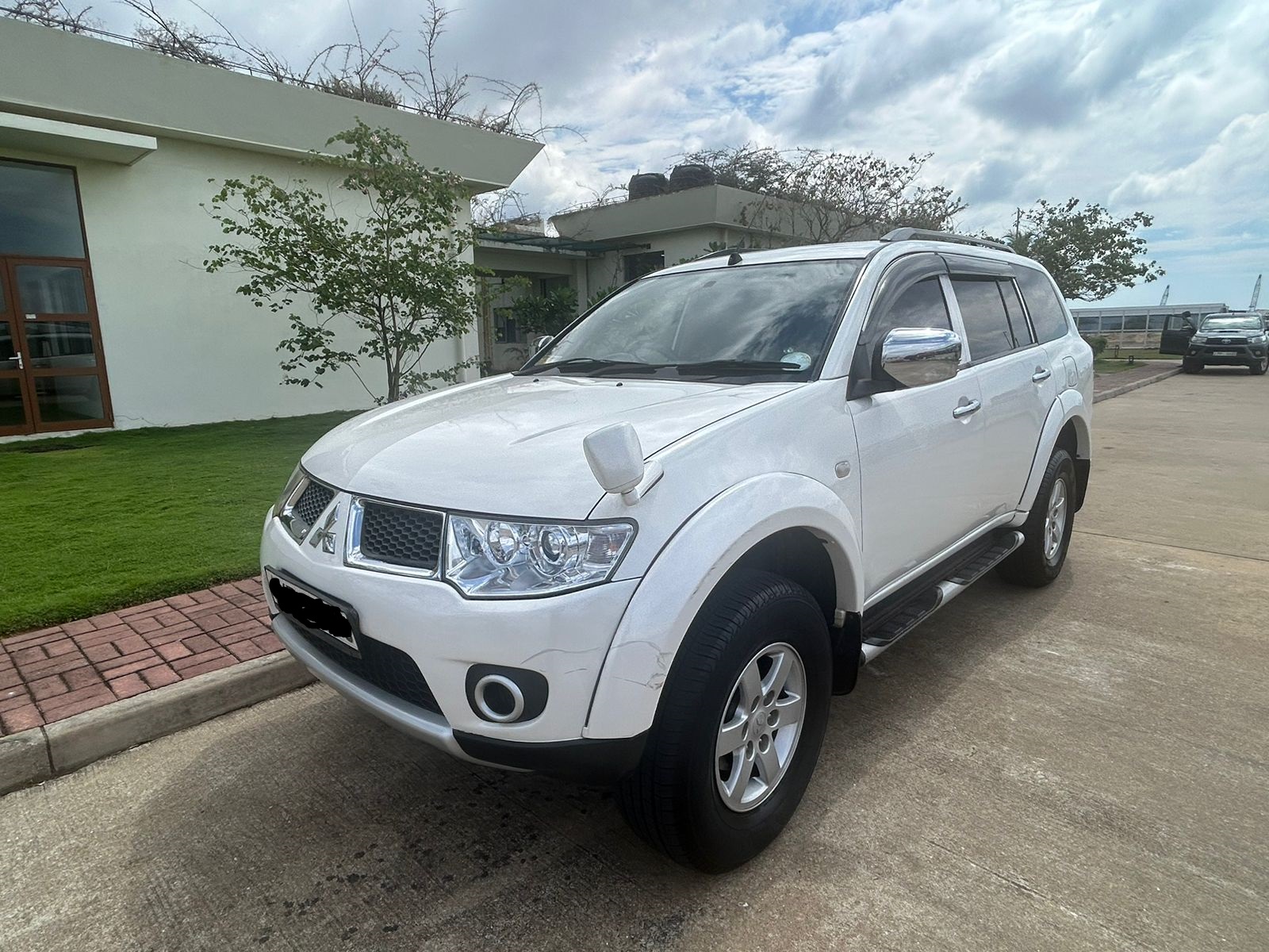 Rent Montero Sport in colombo airport